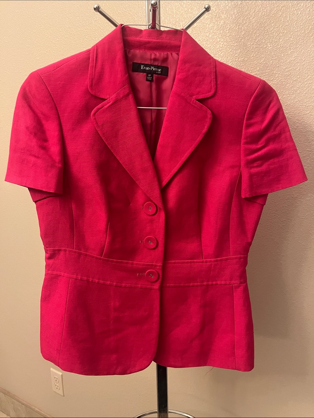 Evan Picone Vibrant Pink Short-Sleeve Blazer. Size 6p